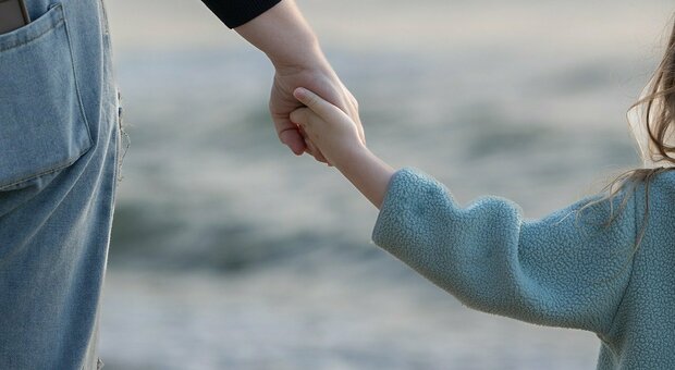 Bambina contesa dai genitori. Affidata al pap&agrave;, il caso finisce in Parlamento: &laquo;Strappata alla mamma sulla base di un audio&raquo;
