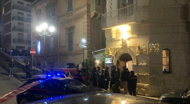 Omicidio al ristorante, il titolare: «Volevano uccidere me». Usati tre tipi diversi di armi. E arriva Piantedosi