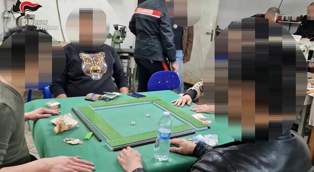 Montecosaro, nel tomaificio trasformato in bisca clandestina partite di Mahjong e migliaia di euro in contanti: blitz dei Carabinieri, 13 denunciati<strong> FOTO</strong>