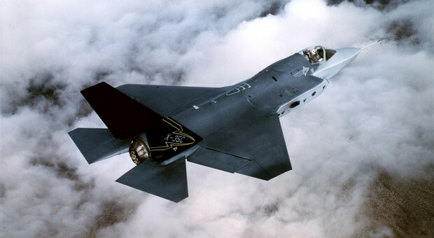 https://statics.cedscdn.it/photos/MED/2026/05/03/9509202_03162858_lockheed_f_35_joint_strike_fighter.jpg