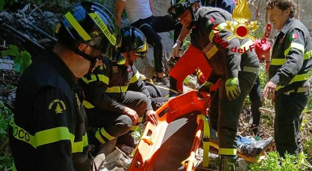 Motociclista finisce nel burrone in Costiera amalfitana: ferito