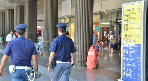 Capotreno rapinata alla stazione Santa Lucia, caccia al bandito in fuga con il tablet di servizio