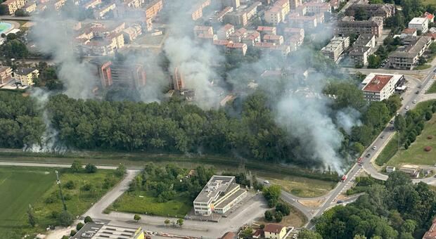 Incendio al parco Langer, dietro al rogo dei ragazzini: i focolai alimentati dai piumini di pioppo