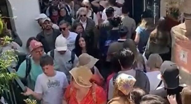 Mordi e fuggi pi&ugrave; crociere: caos Positano, &egrave; gi&agrave; allarme overtourism