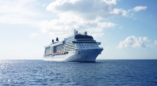 https://statics.cedscdn.it/photos/MED/2026/05/04/9510429_04072534_lum3n_cruise_ship_788369_1920.jpg