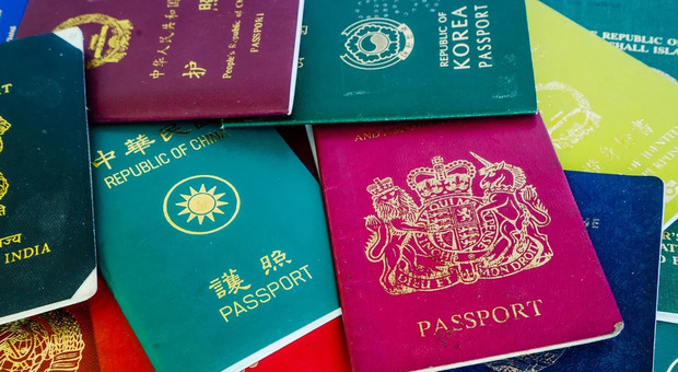 https://statics.cedscdn.it/photos/MED/2026/05/04/9510901_04152749_passaporti.jpg