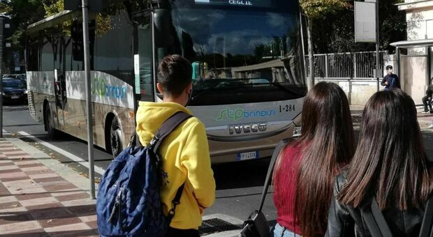 Fumano sul bus, autista si sente male