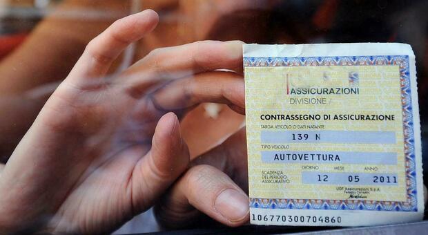 Truffe alle assicurazioni sulle polizze auto: carte false per far risparmiare i clienti. In 44 a processo