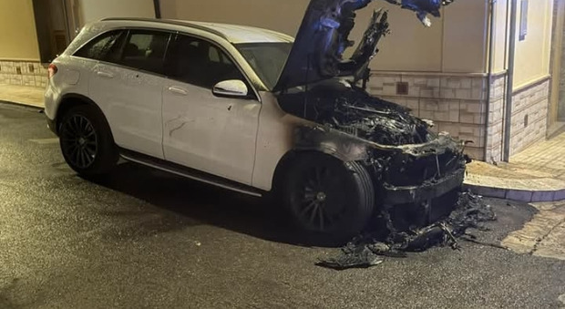 Nella notte a fuoco l'auto del sindaco: l'ombra del dolo