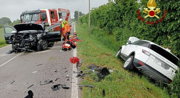 Incidente frontale tra due auto lungo il rettilineo: conducenti incastrate tra le lamiere e ferite. Vetture distrutte, una finisce nel fosso