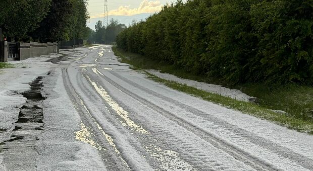 Grandine e maltempo: strade imbiancate e allagamenti. Si temono danni alle colture