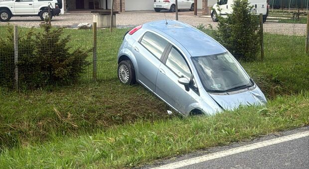 Auto centra un cartello stradale e vola nel fosso: un ferito grave