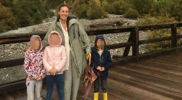 Famiglia nel bosco, finti parenti telefonano in ospedale: &laquo;Come sta la bambina?&raquo;