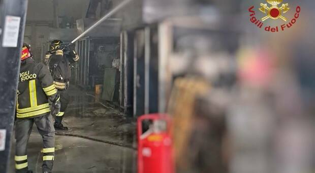 Incendio in azienda, operaio intossicato: il rogo partito da due presse meccaniche