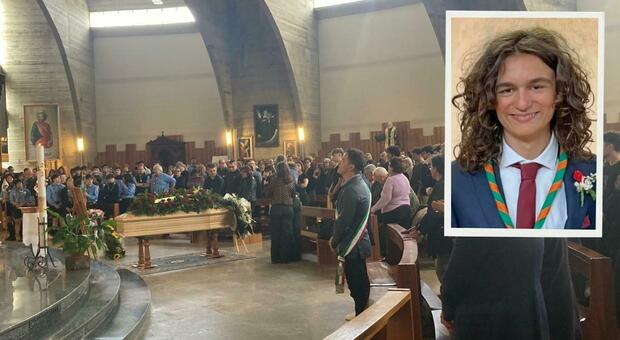 Spinetoli, le note di Caparezza per l&rsquo;addio a Peppe Volpicella morto a 18 anni. Il padre: &laquo;Aiutaci a lenire il nostro dolore&raquo;