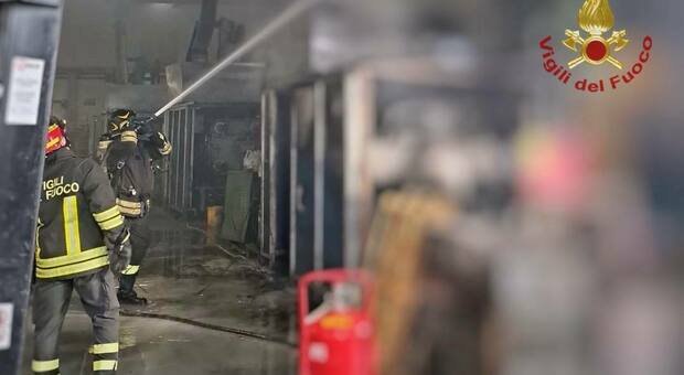 Incendio in azienda, il caposquadra degli operai mette tutti in salvo: &egrave; lievemente intossicato. &laquo;&Egrave; stato impeccabile&raquo;