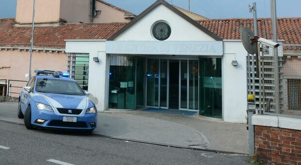 Transessuale violentata in questura, il poliziotto: &laquo;Vi tolgo la denuncia&raquo;. Arrestato