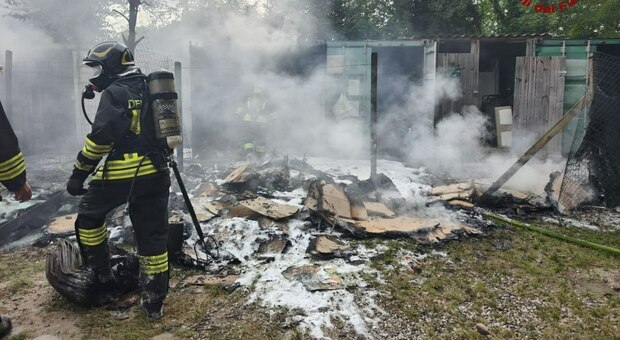 Incendio in campeggio, le fiamme distruggono quattro container: colonna di fumo visibile a chilometri
