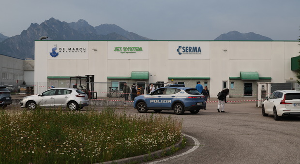 Bambino di 6 anni muore investito dal muletto guidato dal pap&agrave;. Lucas De March stava giocando nel piazzale dell'azienda