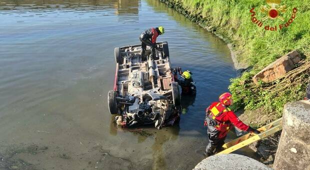 Minivan con otto persone a bordo esce di strada e finisce in canale: tre dispersi. Ricerche in corso