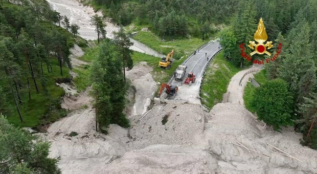 Frana mossa dal maltempo, il temporale fa scattare i sensori: Alemagna chiusa e circolazione bloccata per 40 minuti