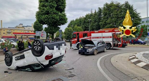 Incidente tra due auto in via Togliatti, una si capovolge: ferita una persona