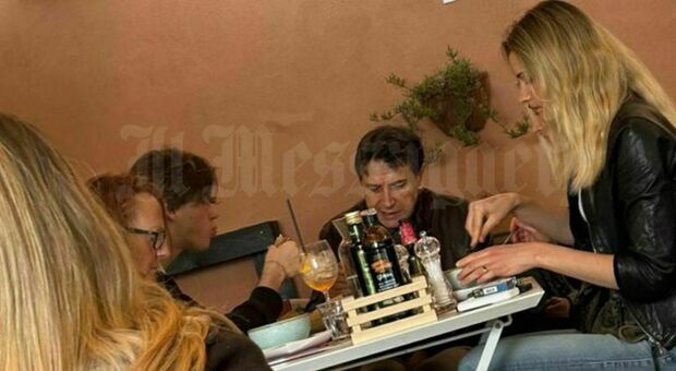 Conte, la prima uscita dopo l'intervento: a Villa Pamphili con Olivia e il figlio Niccolò