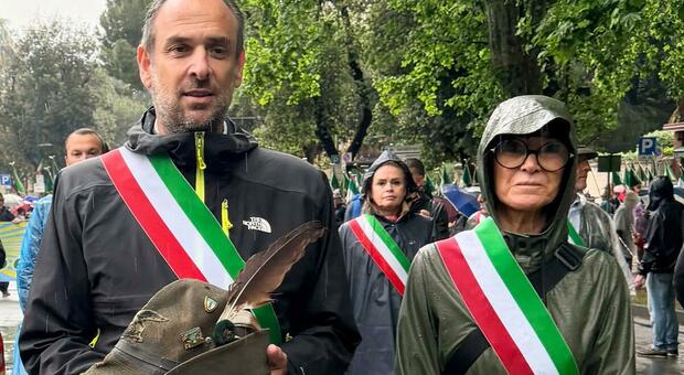 Alpini, Conte sfila a Genova con il cappello di Giancarlo Gentilini: &laquo;Anche lui &egrave; qui con noi&raquo;
