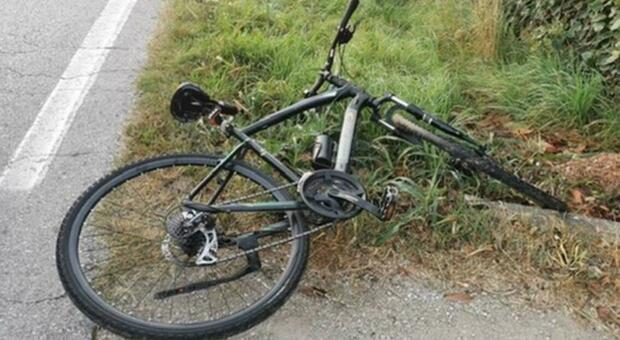 Travolge un 16enne con la bicicletta elettrica e scappa. La mamma: &laquo;L'ha lasciato l&igrave; a sanguinare. Ora denunciamo&raquo;