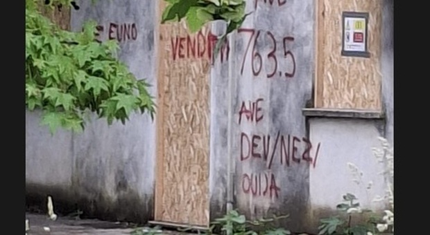 Scritte macabre sui muri e incursioni notturne, spunta anche una tavola Ouija nella Casa della Fanciulla