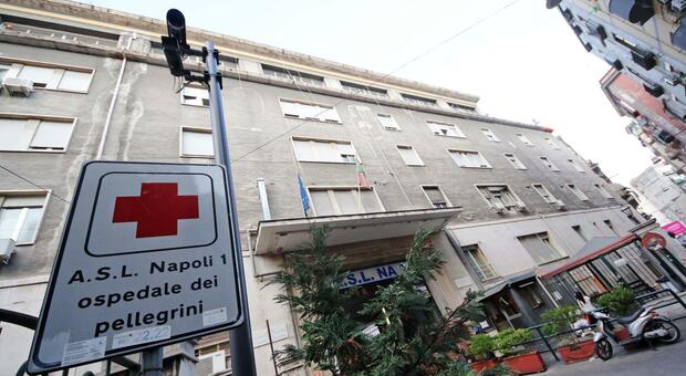 Giovane accoltellato a Napoli, condizioni molto gravi. I medici: «Serve tempo»