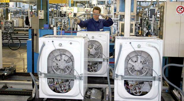 Electrolux dimezza la produzione, annunciati 1.700 esuberi in Italia: i tagli su produzione, personale, ricerca e sviluppo