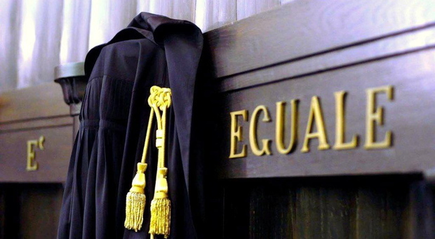 25enne ubriaco si fa accompagnare in auto dall'amica e si tira gi&ugrave; gli slip: condannato per tentata violenza sessuale