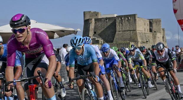 Giro d&rsquo;Italia, auto off limits da Gianturco a via Acton: &laquo;Traguardo al Plebiscito&raquo;