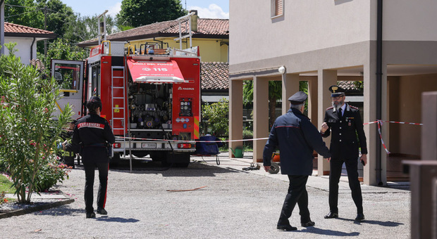 Si d&agrave; fuoco e fa esplodere la casa dopo la lite con la moglie, i testimoni: &laquo;Lei &egrave; salva per un soffio&raquo;