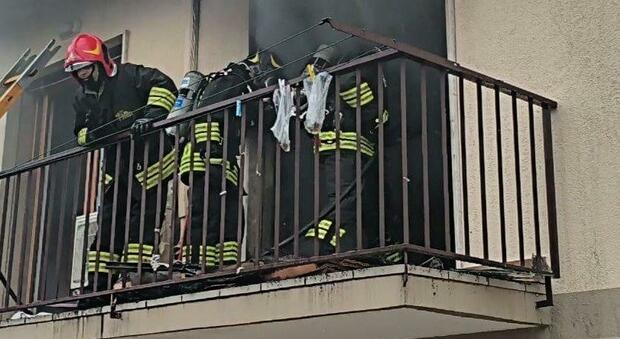 &laquo;&Egrave; uscito in fiamme, poi &egrave; tornato in casa a morire&raquo;, il racconto choc dei vicini: l'esplosione, poteva essere una strage