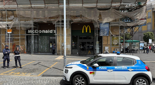 Napoli, accoltellato in piazza Municipio: migliorano le condizioni del 14enne