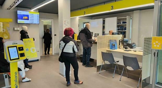 Odore sospetto da un pacco, ufficio postale evacuato e area transennata poi la scoperta