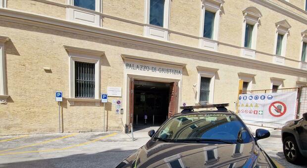 Ancona, anziana raggirata, via il patrimonio da pi&ugrave; di 2 milioni: chieste le condanne per la badante, il compagno di lei e un avvocato