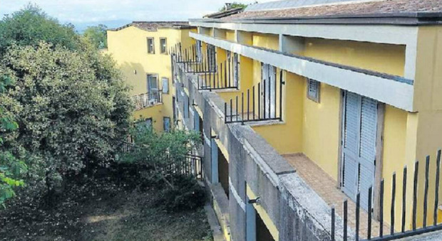 Studente 13enne precipita dal balcone durante la gita scolastica, &egrave; grave. Stava scavalcando per raggiungere un'altra camera