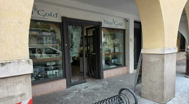 Maxi colpo in gioielleria, sfondato il caveau, rubati gioielli e oro per centinaia di migliaia di euro. Ladri spariti in Audi nera