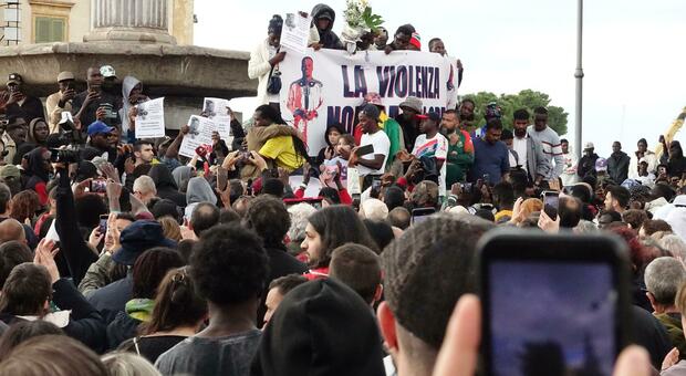 In piazza per Bakary tra le lacrime e la pioggia. La città dice no al razzismo: «Giustizia, non vendetta»