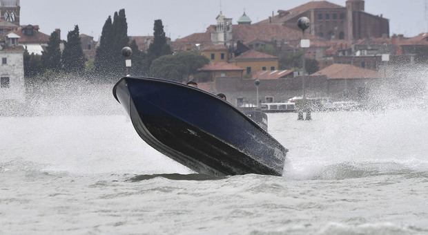Barchini 'maranza' in Canal Grande, velocit&agrave; e musica a tutto volume: l'istanza dei residenti al prossimo sindaco. &laquo;Pi&ugrave; controlli&raquo;