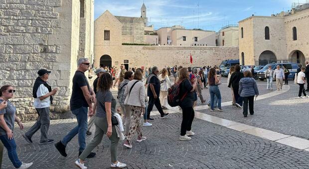 Turismo a Bari: la città cresce, ma restano i nodi. Gli operatori: «Servizi igienici, pulizia e infopoint carenti»