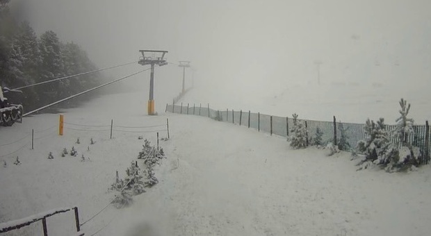 La bianca sorpresa, neve di maggio sui Sibillini: &laquo;Che dite, apriamo le piste?&raquo;