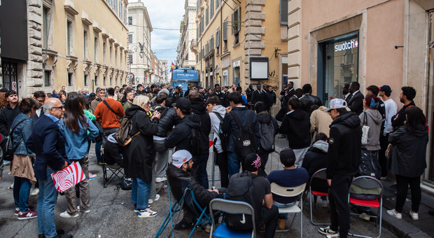 immagine Fila e caos a Via del Corso per l'uscita del nuovo orologio Swatch (Fotoservizio di Chiara Pellegrini/Ag.Toiati)