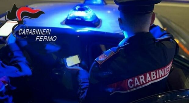 Aggressione choc nel parcheggio: in due lo accoltellano alle gambe. La vittima operata d&rsquo;urgenza a Torrette