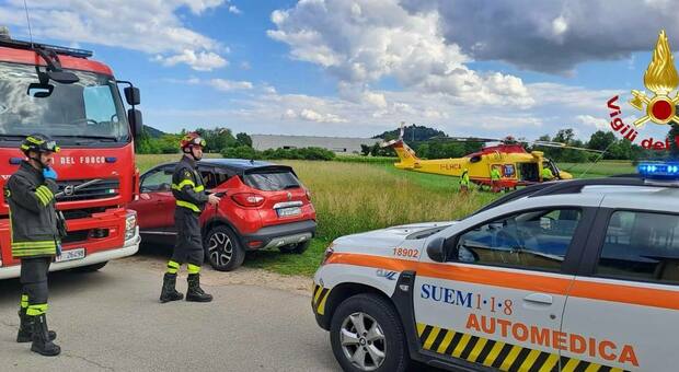Parapendio precipita, il pilota aziona il paracadute e finisce nella sede di un'azienda: &egrave; ferito