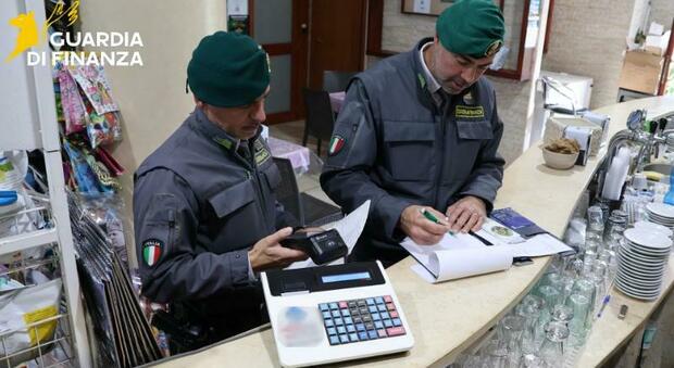 Blitz in bar, ristoranti, panifici e tabaccherie: la Finanza scopre sedici lavoratori "in nero"