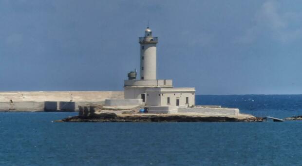Finito il restauro del faro delle Pedagne, adesso si lavora per con Marina e Soprintendenza per il suo futuro